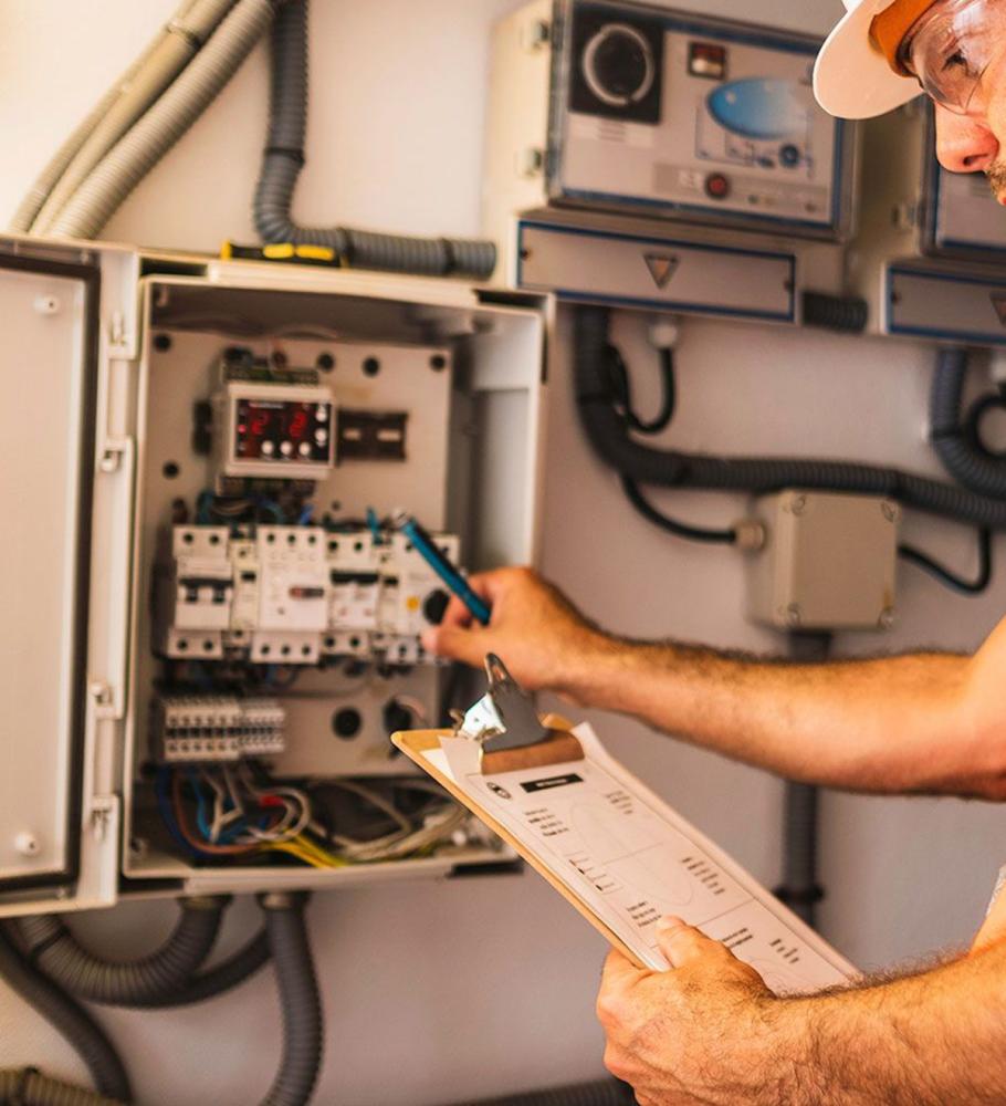 Techncien-qui-règle-le-tableau-électrique-de-la-pisicne